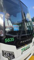Unser Reisebus in Vancouver bekommt das Eberhardt-Schild &ndash; &copy; Kristin Weigel (Eberhardt TRAVEL)