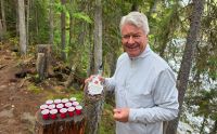 Reiseleiter Ingo hat Whisky zum Verkosten dabei &ndash; &copy; Kristin Weigel (Eberhardt TRAVEL)