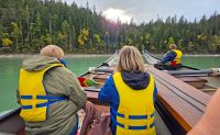 Bootstour in Kanu-Katamaranen auf dem Mud Lake &ndash; &copy; Kristin Weigel (Eberhardt TRAVEL)