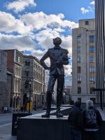 270) Statuen Altstadt Montreal - der hochnäsige Engländer schaut auf die Basilika, Kanada &ndash; &copy; Teresa Rumpel (Eberhardt TRAVEL)