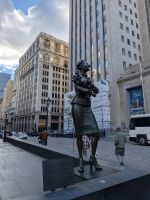 271) Statuen Altstadt Montreal - die hochnäsige Französin schaut auf die Bank der Engländer, Kanada &ndash; &copy; Teresa Rumpel (Eberhardt TRAVEL)