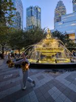 413)  Hundebrunnen am Bügeleisenhaus mit Tanzeinlage, Toronto, Kanada &ndash; &copy; Teresa Rumpel (Eberhardt TRAVEL)