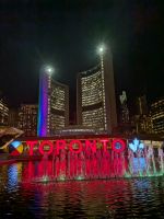 420) Abendlicher Schriftzug am Rathaus Toronto, Kanada &ndash; &copy; Teresa Rumpel (Eberhardt TRAVEL)