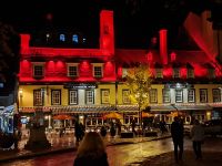 Rotes Dach rot angeleuchtet &ndash; &copy; Gunter Looß (Eberhardt TRAVEL)