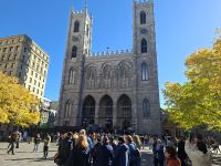 Vor der Basilika Nortre Dame