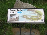 Spaziergang des Nugget Falls Trails zum Wasserfall beim Mendenhall-Gletscher