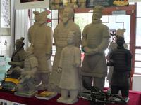 Terracotta Soldaten zum Kaufen &ndash; &copy; Elisabeth Fox-Maerki (Eberhardt TRAVEL)