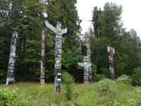 geschichtserzaehlende Pfaehle = Totem &ndash; &copy; Elisabeth Fox-Maerki (Eberhardt TRAVEL)