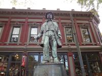 Gassy Jack auf seinem Whiskeyfass in Gastown Vancouver &ndash; &copy; Elisabeth Fox-Maerki (Eberhardt TRAVEL)