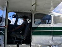 Der Pilot muss zuerst ablegen !  &ndash; &copy; Elisabeth Fox-Maerki (Eberhardt TRAVEL)
