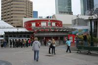 Am Eingang zum CN Tower &ndash; &copy; Kristin Weigel (Eberhardt TRAVEL)