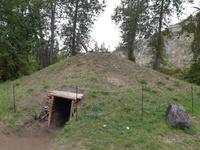 Hat Creek Ranch - Pit House von außen &ndash; &copy; Katja Neumann (Eberhardt TRAVEL)