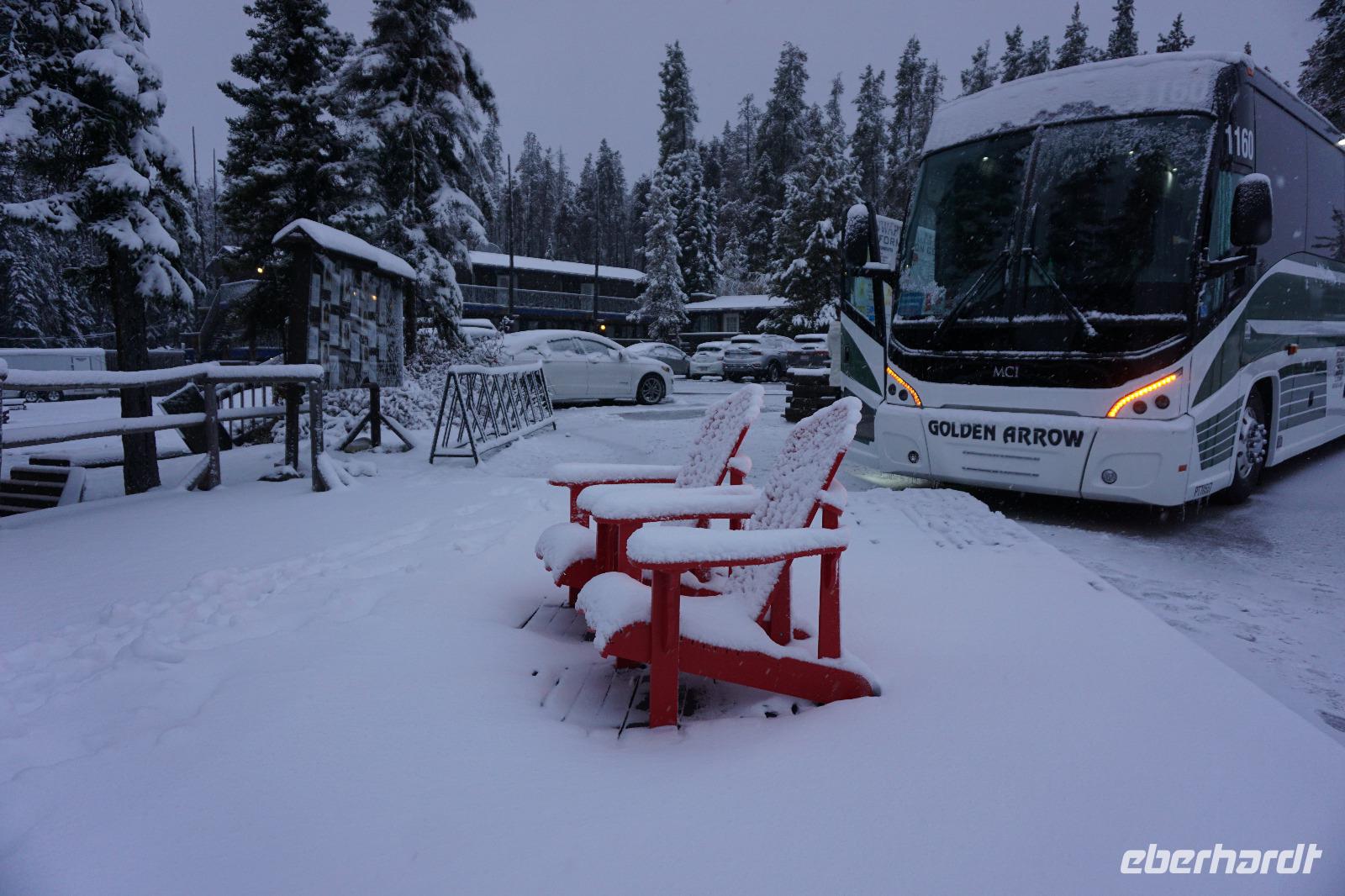 351 Sunwapta Lodge mit Schnee &ndash; &copy; Stefanie Schneider (Eberhardt TRAVEL)