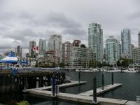 Blick von Granville Island auf die Skyline von Vancouver