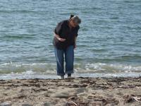 P1020871-Frau Nicolai am Strand von Vancouver &ndash; &copy; Linda Hartge (Eberhardt TRAVEL)