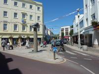 King Street in St. Helier &ndash; &copy; Kristin Weigel (Eberhardt TRAVEL)