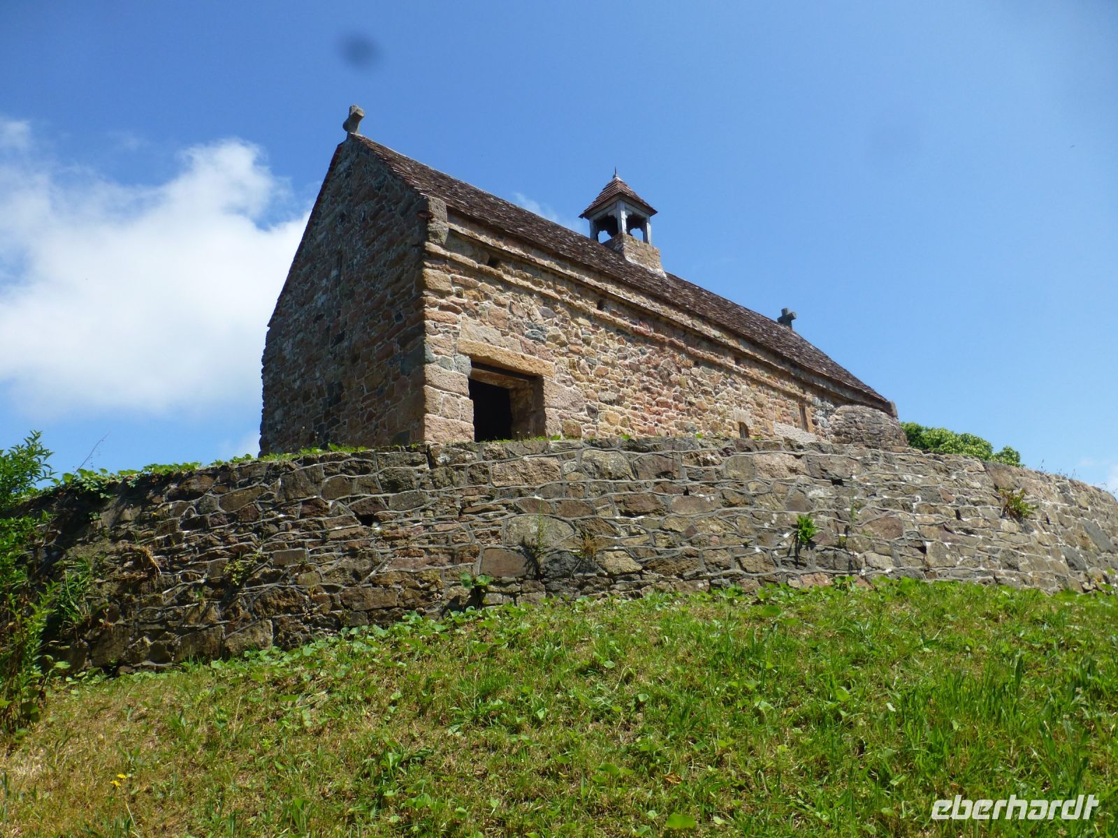 Auf dem Steinhügel wurde die Kapelle „Notre Dame de la Clarté“ im 12. Jahrhundert errichtet.  &ndash; &copy; Vivian Kreft (Eberhardt TRAVEL)