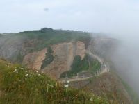 La Coupée, der 90 m lange Damm verbindet Sark mit Little Sark und zeigt sich heute mystisch. &ndash; &copy; Vivian Kreft (Eberhardt TRAVEL)