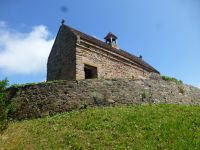 Auf dem Steinhügel wurde die Kapelle „Notre Dame de la Clarté“ im 12. Jahrhundert errichtet.  &ndash; &copy; Vivian Kreft (Eberhardt TRAVEL)