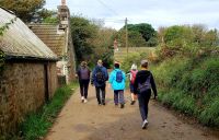 Bei schönstem Wetter wandern wir über die kleine Insel. &ndash; &copy; Martina Wegener (Eberhardt TRAVEL)