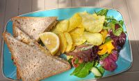 084 Crab Sandwich in der Sandbucht Greve de Lecq auf Jersey &ndash; &copy; Kristin Weigel (Eberhardt TRAVEL)
