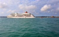 Kreuzfahrtschiff vor dem Hafen von St. Helier &ndash; &copy; Kristin Weigel (Eberhardt TRAVEL)