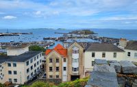 Blick vom Tower Hill auf den Hafen von St. Peter Port &ndash; &copy; Kristin Weigel (Eberhardt TRAVEL)