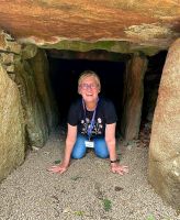 Die Reiseleiterin muss natürlich in das Ganggrab kriechen! Rundreise Jersey und Guernsey - Kanalinseln entdecken (GB-JERF8) &ndash; &copy; Martina Wegener (Eberhardt TRAVEL)