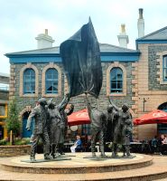 Befreiungsdenkmal an der zentralen Busstation. Rundreise Jersey und Guernsey - Kanalinseln entdecken (GB-JERF8) &ndash; &copy; Martina Wegener (Eberhardt TRAVEL)