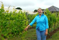 Francesca erklärt uns die Weinherstellung auf dem La Mare Weingut. Rundreise Jersey und Guernsey - Kanalinseln entdecken (GB-JERF8)   &ndash; &copy; Martina Wegener (Eberhardt TRAVEL)