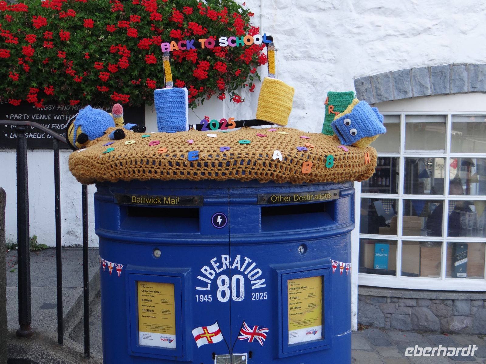 Guernsey, St. Peter Port, dieser Briefkasten gehört sicher zu den beliebtesten. Man stelle sich vor, die Deutsche Post würde mit Häkelkunst für mehr Briefe werben. &ndash; &copy; Vivian Kreft (Eberhardt TRAVEL)