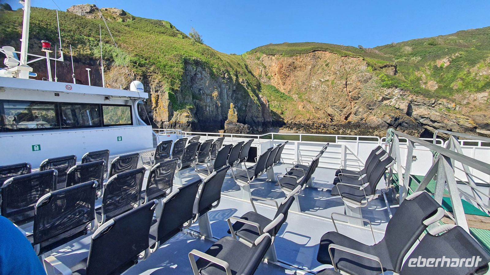 Fähre der Manche Iles vor Sark - Sitzflächen draußen an Deck &ndash; &copy; Kristin Weigel (Eberhardt TRAVEL)
