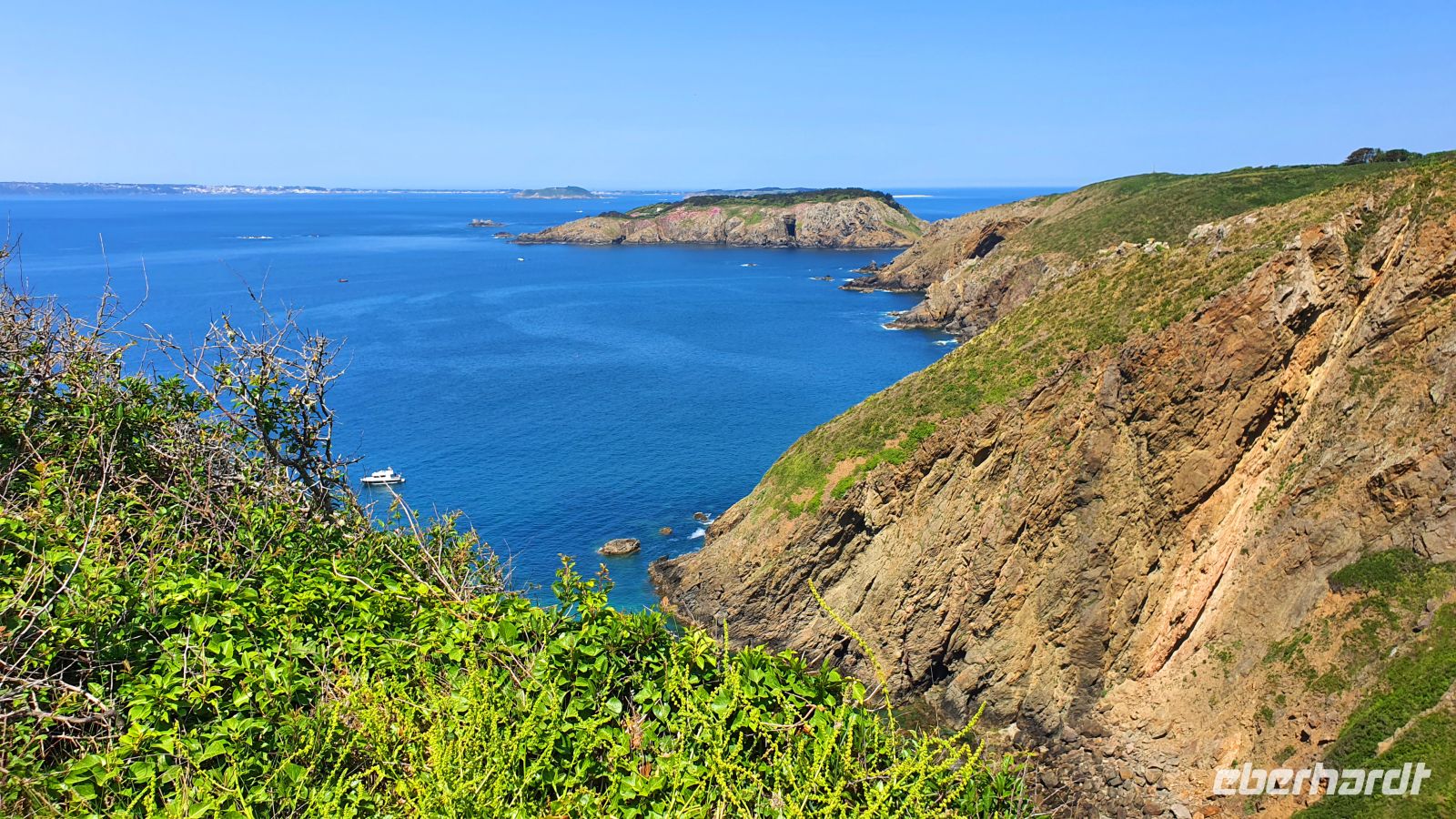 Blick auf die kleine Privatinsel Brecqhou und Guernsey im Hintergrund &ndash; &copy; Kristin Weigel (Eberhardt TRAVEL)