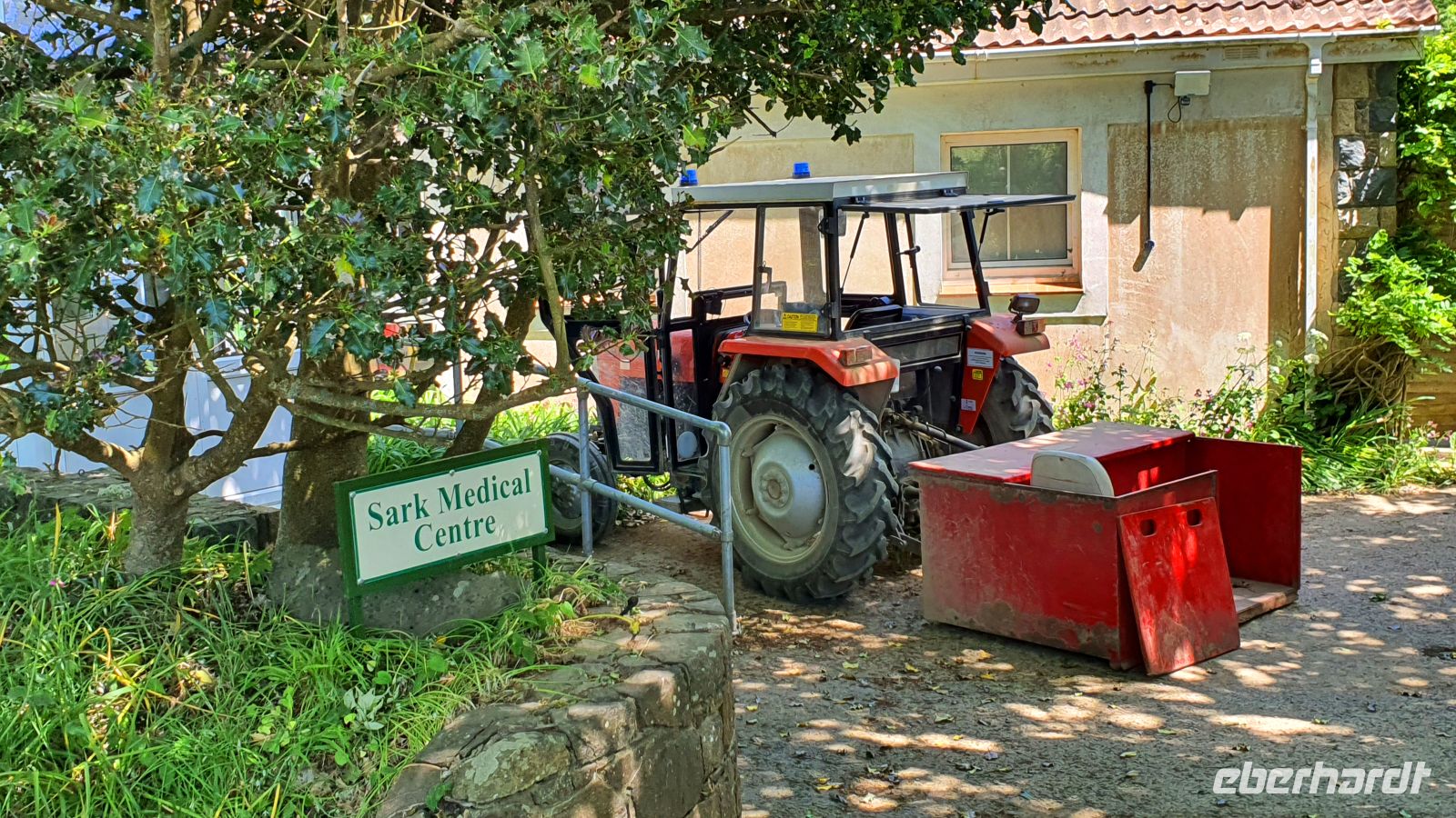 Krankenwagen auf der Insel Sark - Traktor mit Hänger &ndash; &copy; Kristin Weigel (Eberhardt TRAVEL)