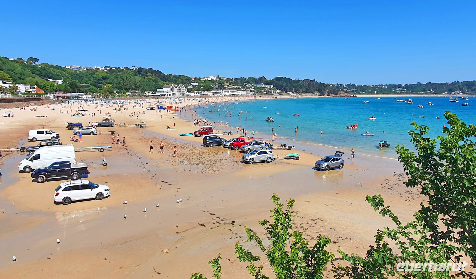 Brelade's Bay an der Südküste von Jersey - viel los bei den Sommertemperaturen &ndash; &copy; Kristin Weigel (Eberhardt TRAVEL)