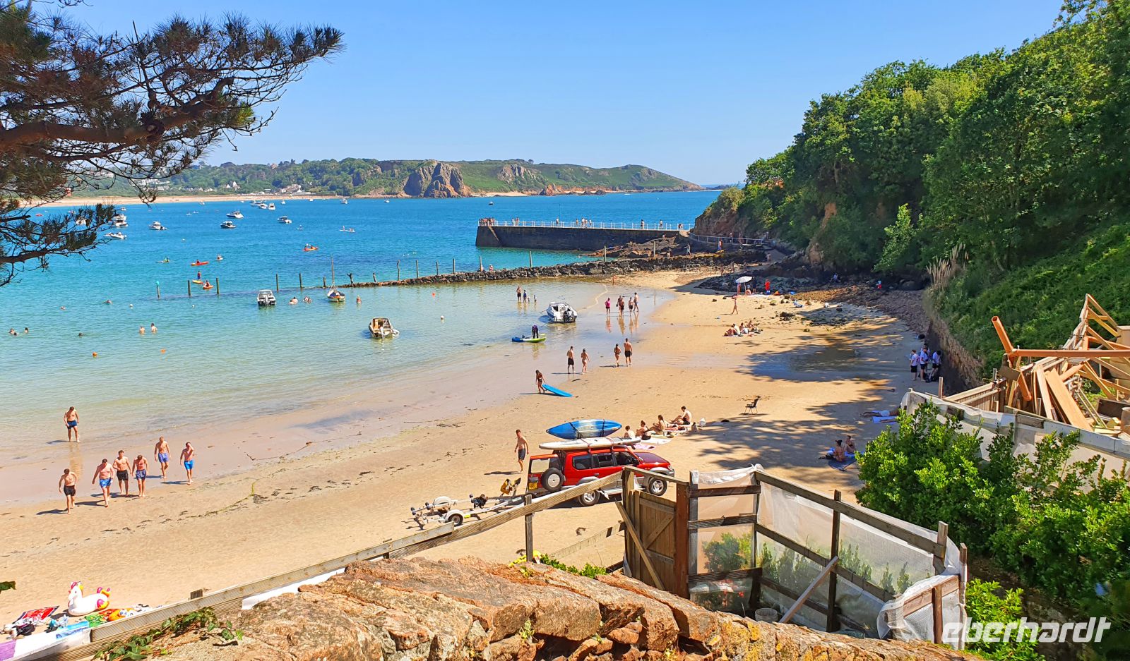 Brelade's Bay an der Südküste von Jersey - viel los bei den Sommertemperaturen &ndash; &copy; Kristin Weigel (Eberhardt TRAVEL)