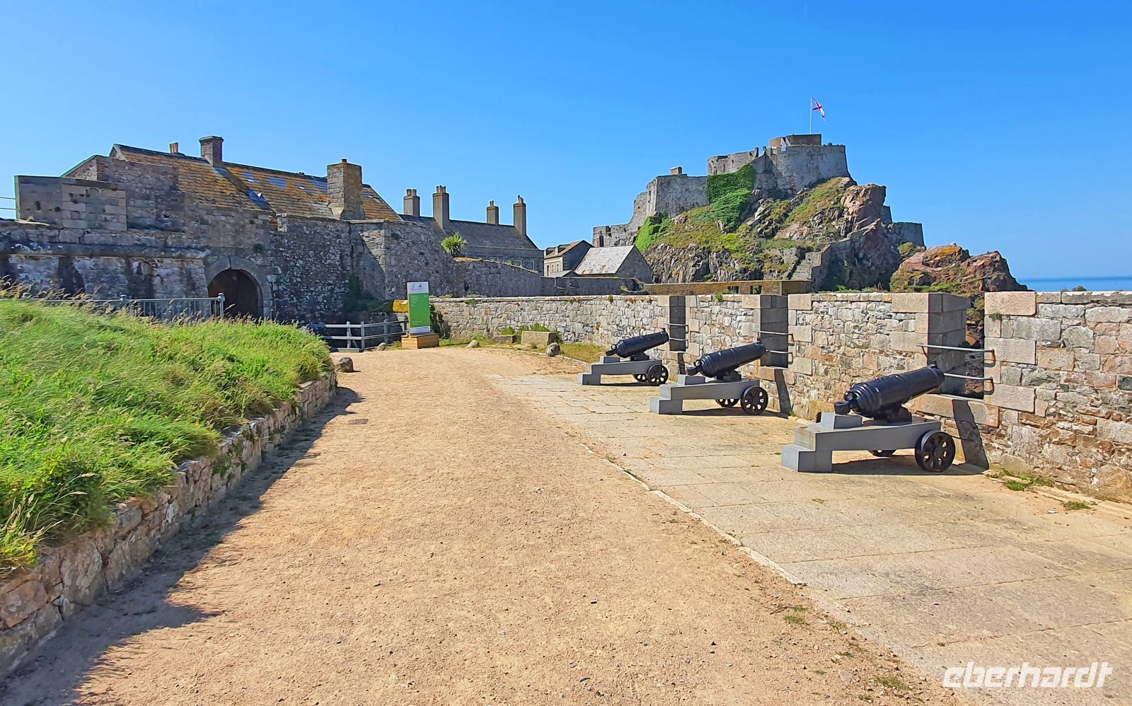 Weg zum ersten Burghof mit Kanonen auf Elizabeth Castle &ndash; &copy; Kristin Weigel (Eberhardt TRAVEL)