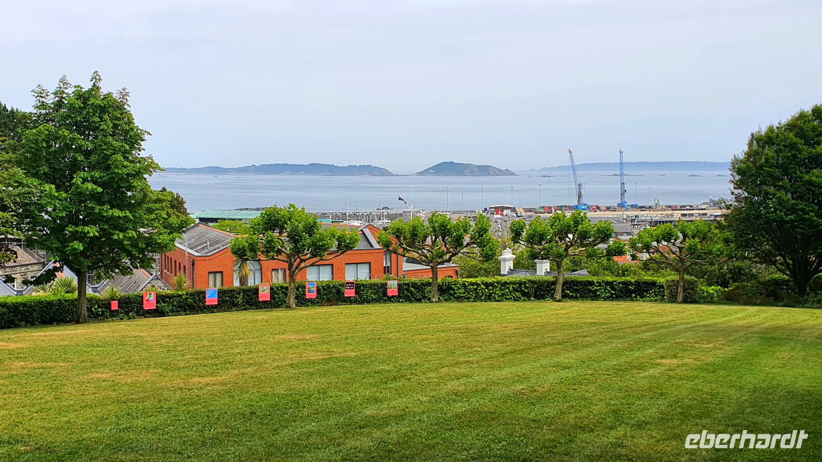 Ausblick von Candie Gardens auf die Nachbarinseln Herm und Sark &ndash; &copy; Kristin Weigel (Eberhardt TRAVEL)