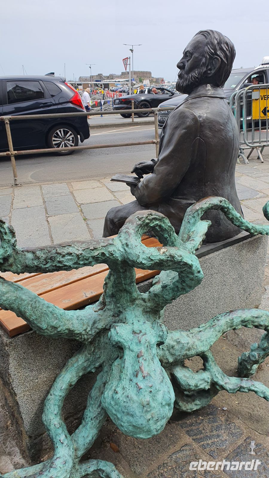 Victor Hugo Denkmal an der Hafenpromenade von St. Peter Port &ndash; &copy; Kristin Weigel (Eberhardt TRAVEL)