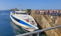 Fähre von Manche Iles am Anleger auf Sark