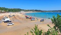 Brelade's Bay an der Südküste von Jersey - viel los bei den Sommertemperaturen &ndash; &copy; Kristin Weigel (Eberhardt TRAVEL)
