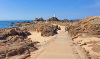 Corbiere-Leuchtturm bei Ebbe - nun kann man hinüberlaufen &ndash; &copy; Kristin Weigel (Eberhardt TRAVEL)