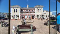 Blick aus dem Petit Train auf den alten Bahnhof von St. Aubin &ndash; &copy; Kristin Weigel (Eberhardt TRAVEL)