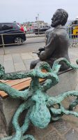 Victor Hugo Denkmal an der Hafenpromenade von St. Peter Port &ndash; &copy; Kristin Weigel (Eberhardt TRAVEL)