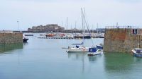 Hafen von St. Peter Port mit der alten Festung &ndash; &copy; Kristin Weigel (Eberhardt TRAVEL)