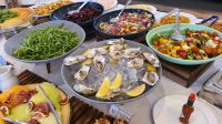 Friday Feast Buffet im Hotel Ommaroo - frische Jersey Austern &ndash; &copy; Kristin Weigel (Eberhardt TRAVEL)
