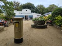 Auf Sark sind die Briefkästen goldfarben 