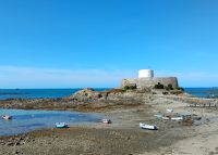 Kaffeepause mit Blick auf Fort Gray, Guernsey 