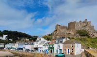 Gorey mit Mount Orgueil Castle, Jersey  &ndash; &copy; Monika Cortese (Eberhardt TRAVEL)