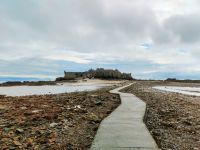 Fußweg nur bei Ebbe nutzbar, Elisabeth Castle, Jersey  &ndash; &copy; Monika Cortese (Eberhardt TRAVEL)